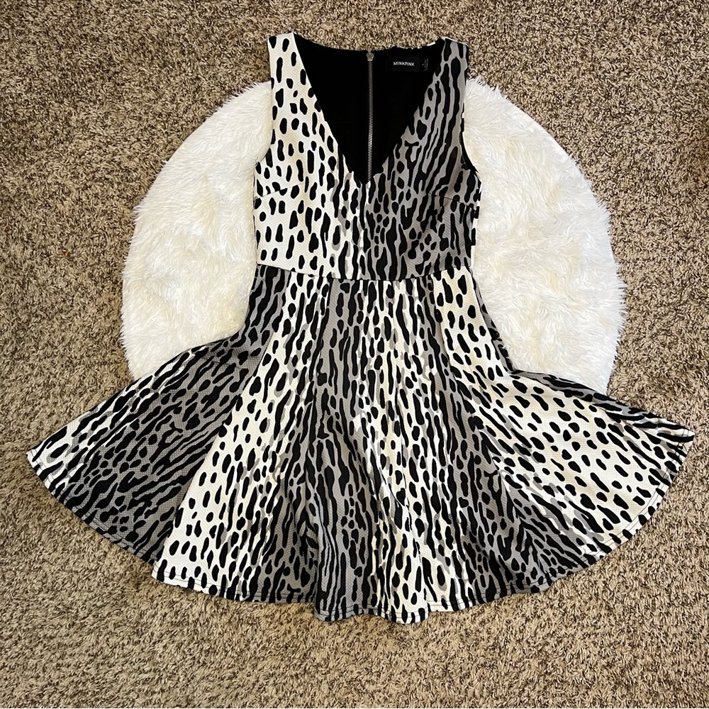 Mink Pink Animal Print Dress Black White Gray V-Neck Full Skirt Size Small